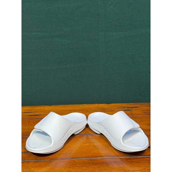 Oofos slides in excellent condition men's 6 women's 8 - Picture 3 of 6